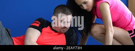 Le formateur présente des exercices à l'étudiant sur un ordinateur portable. Banque D'Images