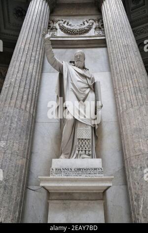 Naples – Statua di San Giovanni Crisostomo nella Basilica di San Francesco da Paola Banque D'Images