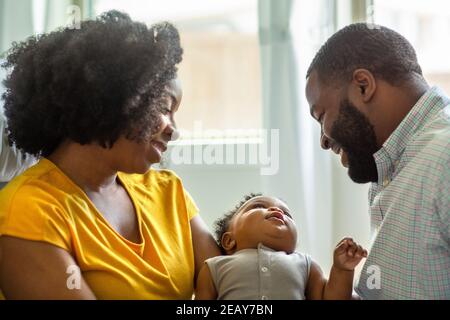 Mère et père afro-américains embrassant et embrassant leur fils. Banque D'Images