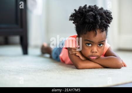 Une jeune fille afro-américaine s'est fâchée et pouse. Banque D'Images