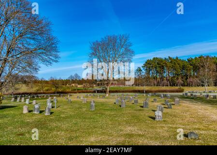 STOCKHOLM, SUÈDE, 21 AVRIL 2019 : pierres tombales au Skogskyrkogarden, cimetière classé au patrimoine mondial de l'UNESCO, à Stockholm, Suède Banque D'Images