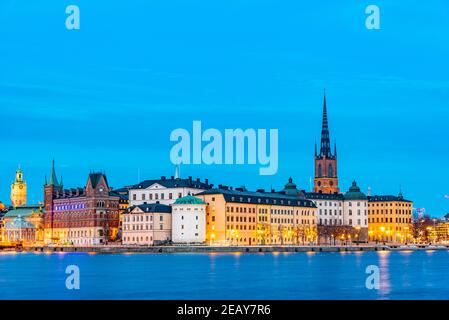 STOCKHOLM, SUÈDE, 21 AVRIL 2019 : vue au coucher du soleil de la vieille ville de Gamla Stan dominée par l'église Riddarholmskyrkan à Stockholm, Suède Banque D'Images