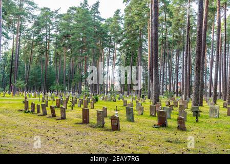 STOCKHOLM, SUÈDE, 21 AVRIL 2019 : statue de la Résurrection à la croix sainte du Skogskyrkogarden, cimetière classé au patrimoine mondial de l'UNESCO, à Stockholm, en Suède Banque D'Images