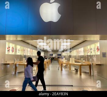 FRESNO, ÉTATS-UNIS - 10 févr. 2021 : une photo d'un Mac Store fermé dans le Mall tandis que les acheteurs marchent d'un coup d'œil à l'intérieur de masques de port 2021 Banque D'Images