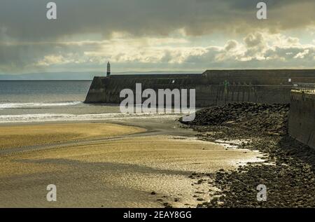 Jetée de Porthcawl et phare qui gardent la marina de Porthcawl sur la côte sud du pays de Galles. Banque D'Images