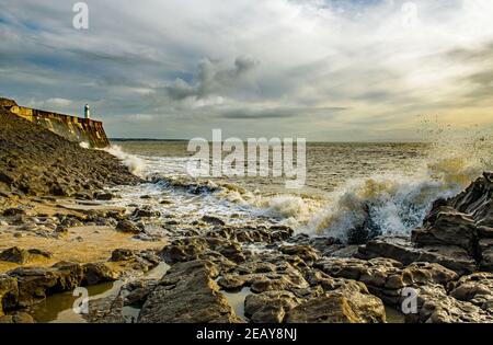 Le front de mer à Porthcawl dans le sud du pays de galles avec la jetée et phare Banque D'Images