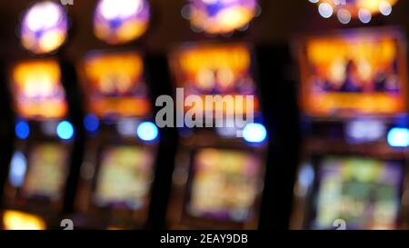 Les machines à sous défocused brillent dans le casino sur le fabuleux Las Vegas Strip, Etats-Unis. Machines à sous à jackpot de jeu flou dans l'hôtel près de Fremont Street. Néon lumineux Banque D'Images