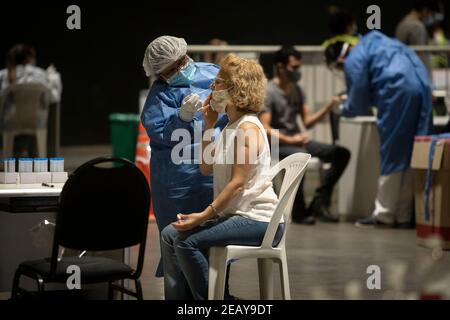 Buenos Aires, Argentine. 10 février 2021. Les travailleurs médicaux effectuent des tests COVID-19 pour les citoyens dans un centre de tests à Buenos Aires, Argentine, le 10 février 2021. L'Argentine a enregistré mercredi 7,739 nouveaux cas de COVID-19, portant le nombre national à 2,001,034, a indiqué le ministère de la Santé. Credit: Martin Zabala/Xinhua/Alamy Live News Banque D'Images