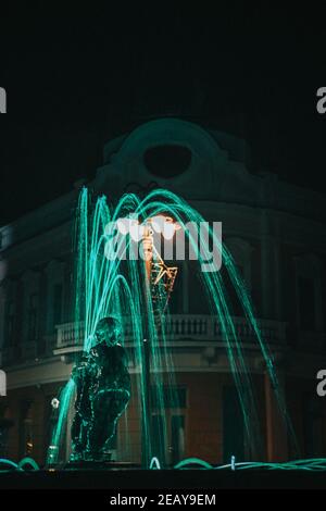 BRCKO, BOSNIE-HERZÉGOVINE - 17 novembre 2020 : prise de vue nocturne de 'Fontaine de jeunesse' par Sead Ekmecic dans le district de Brcko, Bosnie-Herzégovine Fontana Mlad Banque D'Images