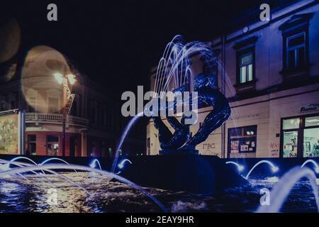 BRCKO, BOSNIE-HERZÉGOVINE - 17 novembre 2020 : prise de vue nocturne de 'Fontaine de jeunesse' par Sead Ekmecic dans le district de Brcko, Bosnie-Herzégovine Fontana Mlad Banque D'Images