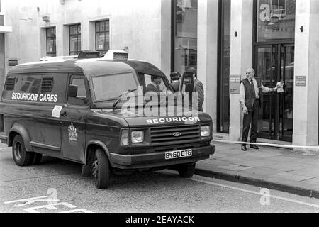 HEMEL HEMPSTEAD - ANGLETERRE 14 avril 88: La police enquête sur les lieux du meurtre du PC Frank Mason qui a attaqué des voleurs armés à l'extérieur de Barclays Bank, Hem Banque D'Images