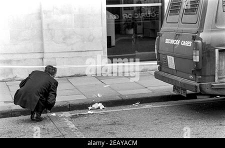 HEMEL HEMPSTEAD - ANGLETERRE 14 avril 88: La police enquête sur les lieux du meurtre du PC Frank Mason qui a attaqué des voleurs armés à l'extérieur de Barclays Bank, Hem Banque D'Images