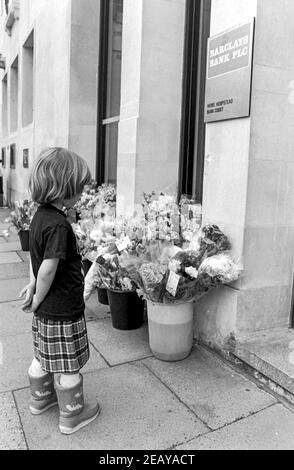 HEMEL HEMPSTEAD - ANGLETERRE 14 avril 88: Fleur laissée à Barclays Bank pour meurtre PC Frank Mason qui a attaqué des voleurs armés à l'extérieur de Barclays Bank, Hemel H Banque D'Images