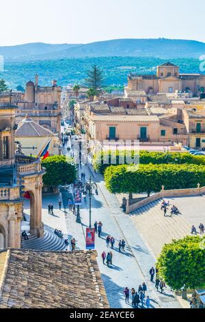 NOTO, ITALIE, 25 AVRIL 2017: Vue aérienne de Noto corso vittorio emanuele menant à la porta reale, Sicile, Italie Banque D'Images