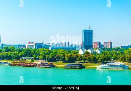 BELGRADE, SERBIE, 26 AOÛT 2017 : restaurants flottants sur les rives de la sava à belgrade, serbie. Banque D'Images