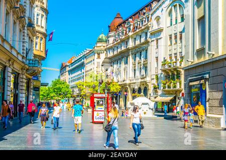 BELGRADE, SERBIE, le 26 AOÛT 2017 : les gens se promenent dans la rue mihaila à genoux, à belgrade, en serbie. Banque D'Images