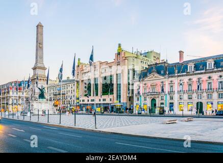 LISBONNE, PORTUGAL, 3 SEPTEMBRE 2016 : vue au coucher du soleil sur le praca dos restauradores à Lisbonne, Portugal. Banque D'Images