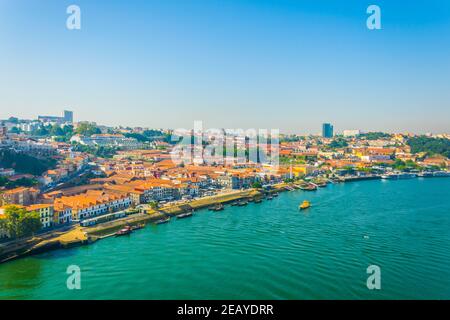 PORTO, PORTUGAL, 5 SEPTEMBRE 2016 : vue aérienne des caves à vin réparties le long du fleuve douro à Porto, Portugal. Banque D'Images