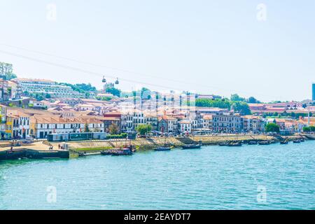 PORTO, PORTUGAL, 5 SEPTEMBRE 2016 : vue aérienne des caves à vin réparties le long du fleuve douro à Porto, Portugal. Banque D'Images