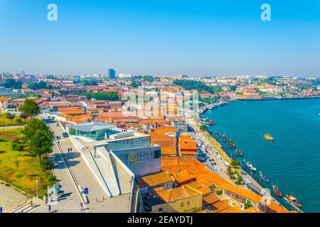 PORTO, PORTUGAL, 5 SEPTEMBRE 2016 : vue aérienne des caves à vin réparties le long du fleuve douro à Porto, Portugal. Banque D'Images