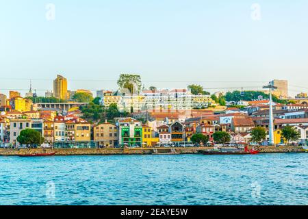 PORTO, PORTUGAL, 5 SEPTEMBRE 2016 : Panorama des caves à vin situées le long du fleuve douro à Porto, Portugal. Banque D'Images