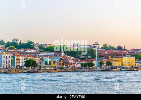 PORTO, PORTUGAL, 5 SEPTEMBRE 2016 : Panorama des caves à vin situées le long du fleuve douro à Porto, Portugal. Banque D'Images