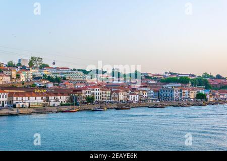 PORTO, PORTUGAL, 5 SEPTEMBRE 2016 : Panorama des caves à vin situées le long du fleuve douro à Porto, Portugal. Banque D'Images