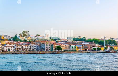 PORTO, PORTUGAL, 5 SEPTEMBRE 2016 : Panorama des caves à vin situées le long du fleuve douro à Porto, Portugal. Banque D'Images