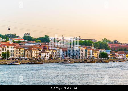 PORTO, PORTUGAL, 5 SEPTEMBRE 2016 : Panorama des caves à vin situées le long du fleuve douro à Porto, Portugal. Banque D'Images