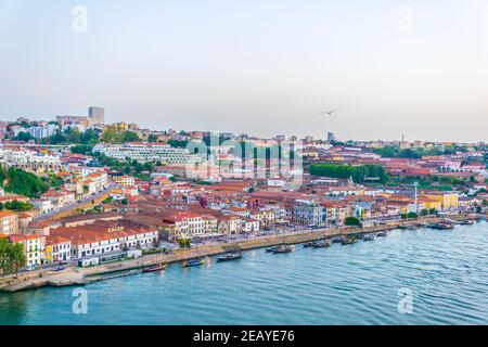 PORTO, PORTUGAL, 5 SEPTEMBRE 2016 : Panorama des caves à vin situées le long du fleuve douro à Porto, Portugal. Banque D'Images