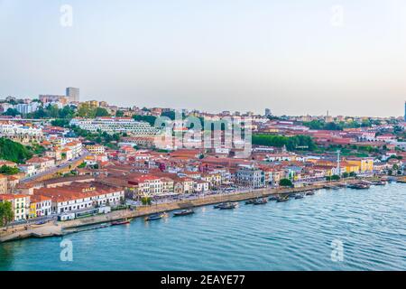 PORTO, PORTUGAL, 5 SEPTEMBRE 2016 : Panorama des caves à vin situées le long du fleuve douro à Porto, Portugal. Banque D'Images