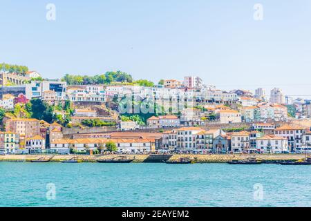 PORTO, PORTUGAL, 6 SEPTEMBRE 2016 : Panorama des caves à vin situées le long du fleuve douro à Porto, Portugal. Banque D'Images