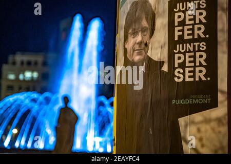 Barcelone, Espagne. 10 février 2021. Les affiches électorales de l'ancien président Carles Puigdemont sont affichées dans toute la ville.la campagne électorale pour les élections au gouvernement de Catalogne du 14F atteint ses derniers jours avec une présence assez rare d'affiches électorales dans l'espace public. Crédit : SOPA Images Limited/Alamy Live News Banque D'Images