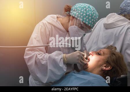 Patient dentaire ayant les dents nettoyées et polies par l'hygiéniste. Concept de santé dentaire Banque D'Images