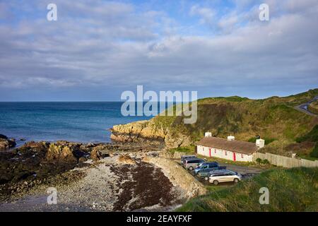 Les cottages traditionnels au toit de chaume à la baie de Niarpyl à l'ouest Côte de l'île de Man Banque D'Images