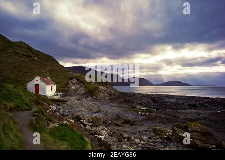 Petite maison de pêcheurs à la baie de Niarbryl sur la côte ouest De l'île de Man Banque D'Images