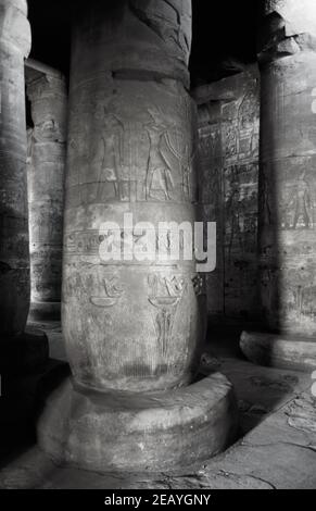 Abydos - l'une des plus anciennes villes et le complexe de temples de l'Égypte ancienne, le Haut Nil. Hypostyle du Temple de Seti I. balayage d'archives à partir d'une lame. Février 1987. Banque D'Images