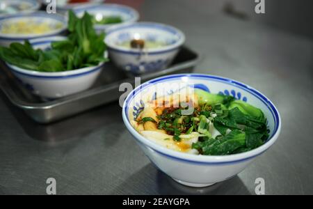 Xi'an, province chinoise du Shaanxi. 2 janvier 2021. Un bol de nouilles épicées est photographié dans un restaurant de Xi'an, dans la province de Shaanxi, dans le nord-ouest de la Chine, le 2 janvier 2021. POUR ALLER AVEC 'Xi Jinping et 'le goût de la maison' crédit: Li Yibo/Xinhua/Alamy Live News Banque D'Images