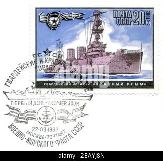 Saint-Pétersbourg, Russie - 07 février 2020 : timbre du premier jour émis en Union soviétique avec l'image du Cruiser Krasny Krym, vers 1982 Banque D'Images