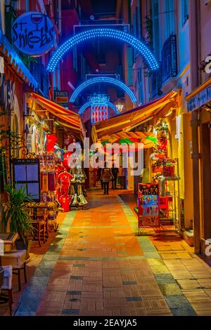 MONACO, MONACO, 29 DÉCEMBRE 2017 : vue nocturne d'une rue étroite dans le centre de Monaco Banque D'Images