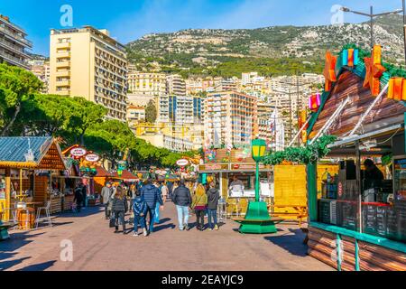 MONACO, MONACO, le 29 DÉCEMBRE 2017 : les gens se promenent dans un marché de Noël à Monaco Banque D'Images