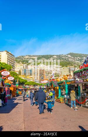 MONACO, MONACO, le 29 DÉCEMBRE 2017 : les gens se promenent dans un marché de Noël à Monaco Banque D'Images