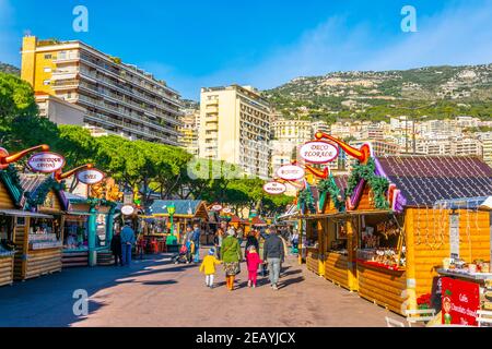 MONACO, MONACO, le 29 DÉCEMBRE 2017 : les gens se promenent dans un marché de Noël à Monaco Banque D'Images