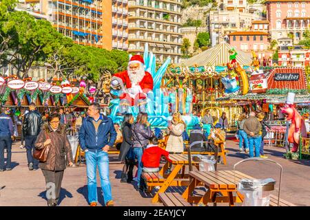 MONACO, MONACO, le 29 DÉCEMBRE 2017 : les gens se promenent dans un marché de Noël à Monaco Banque D'Images