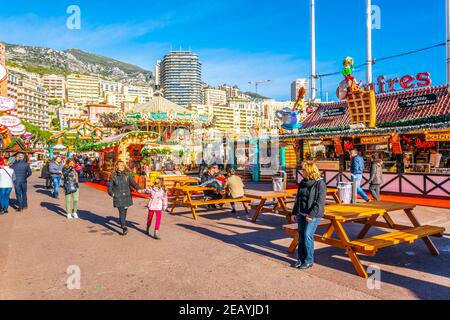 MONACO, MONACO, le 29 DÉCEMBRE 2017 : les gens se promenent dans un marché de Noël à Monaco Banque D'Images