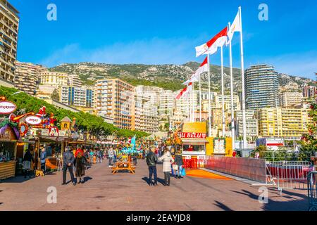 MONACO, MONACO, le 29 DÉCEMBRE 2017 : les gens se promenent dans un marché de Noël à Monaco Banque D'Images