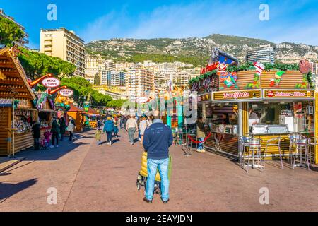 MONACO, MONACO, le 29 DÉCEMBRE 2017 : les gens se promenent dans un marché de Noël à Monaco Banque D'Images