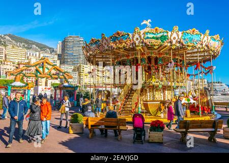 MONACO, MONACO, le 29 DÉCEMBRE 2017 : les gens se promenent dans un marché de Noël à Monaco Banque D'Images