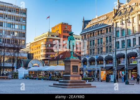 OSLO, NORVÈGE, 15 AVRIL 2019 : place Stortorvet avec statue chrétienne IV à Oslo Banque D'Images