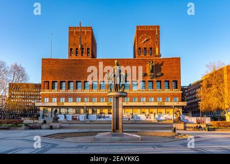 OSLO, NORVÈGE, 15 AVRIL 2019 : vue au coucher du soleil sur la mairie d'Oslo, Norvège Banque D'Images